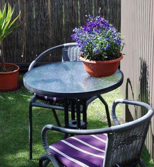 استودیوی استاندارد, Almond Court Motel