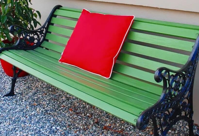 דירת חדר, Almond Court Motel