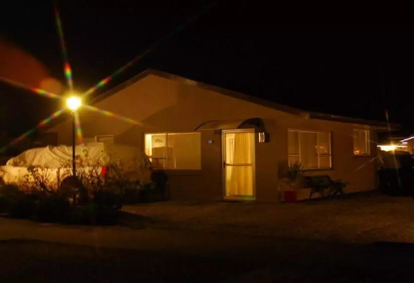 Huoneisto 2 Makuuhuonetta, Almond Court Motel