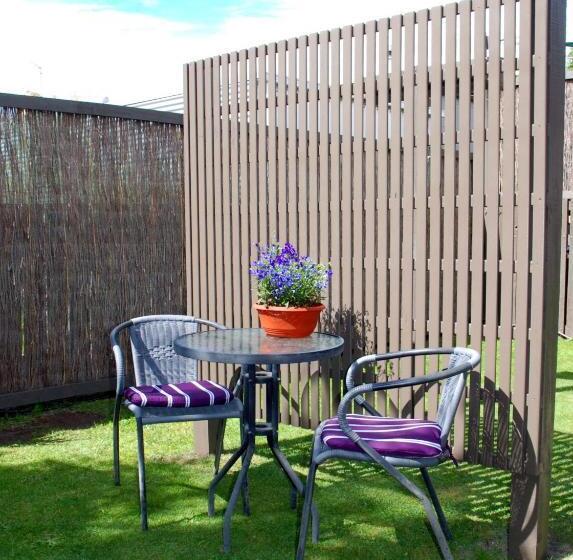 استودیوی استاندارد, Almond Court Motel