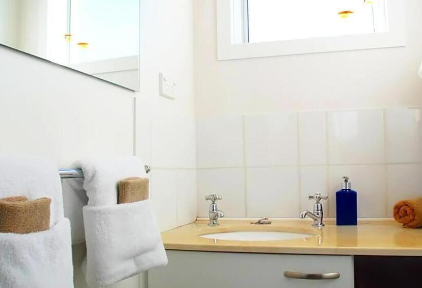 استودیوی استاندارد, Almond Court Motel