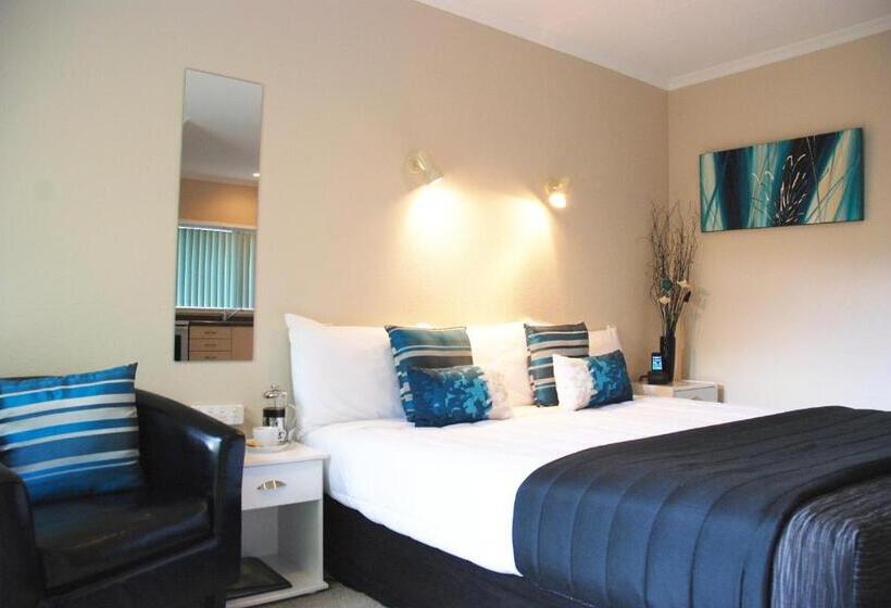 استودیوی استاندارد, Almond Court Motel