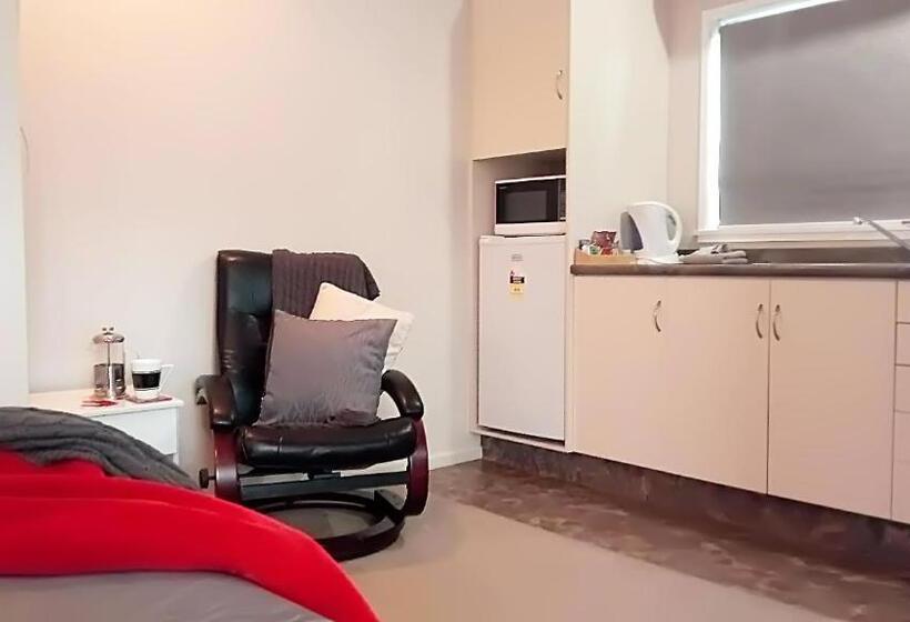 Студия Стандарт, Almond Court Motel