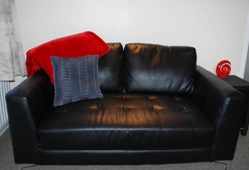 דירת חדר, Almond Court Motel