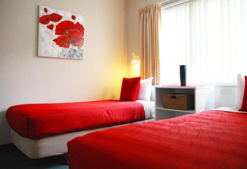 דירת שני חדרים, Almond Court Motel