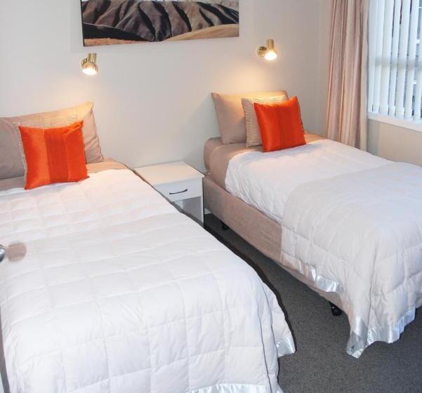 דירת שני חדרים, Almond Court Motel