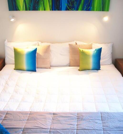 استودیوی استاندارد, Almond Court Motel