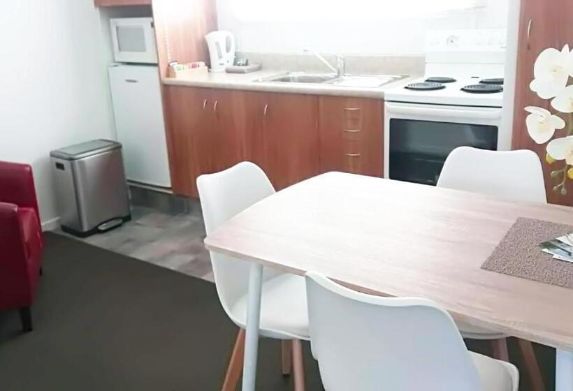 דירת חדר, Almond Court Motel