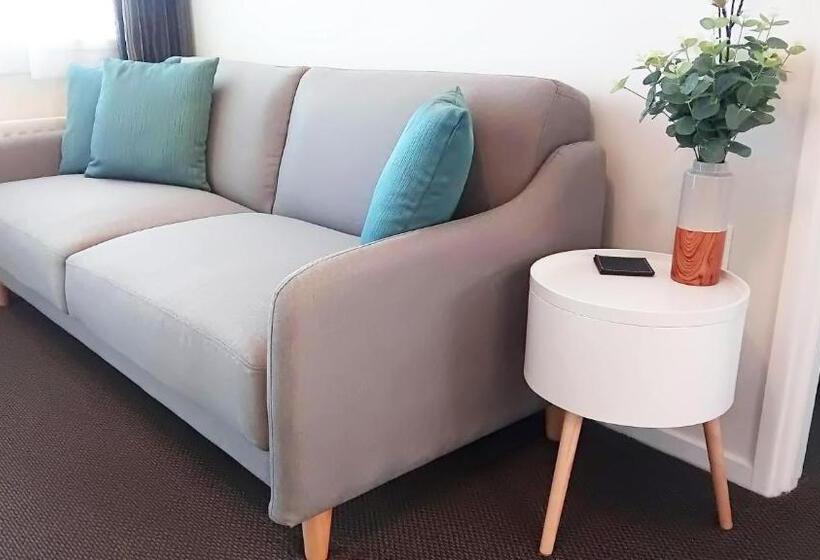 דירת חדר, Almond Court Motel