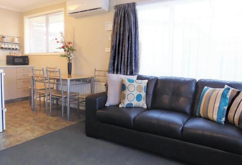 דירת שני חדרים, Almond Court Motel