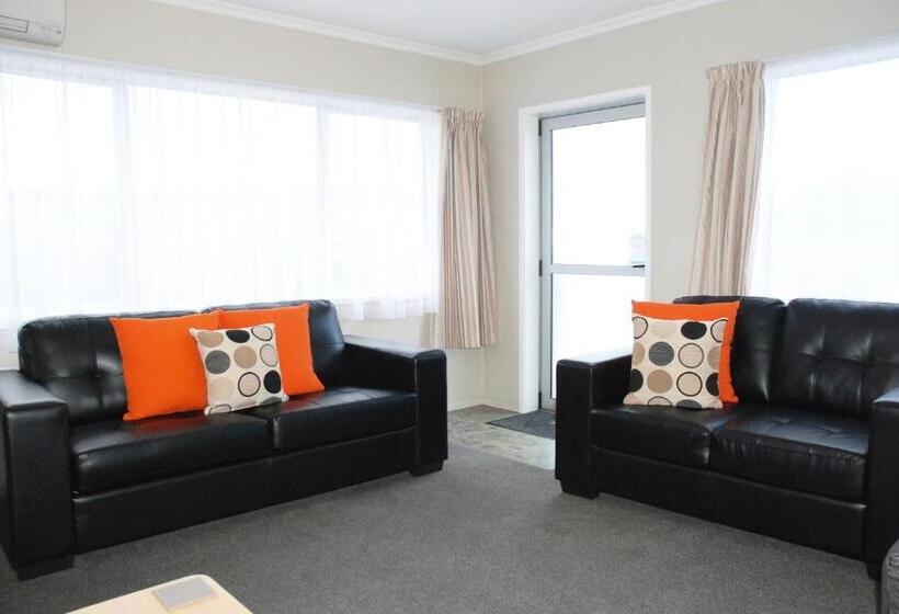 דירת שני חדרים, Almond Court Motel