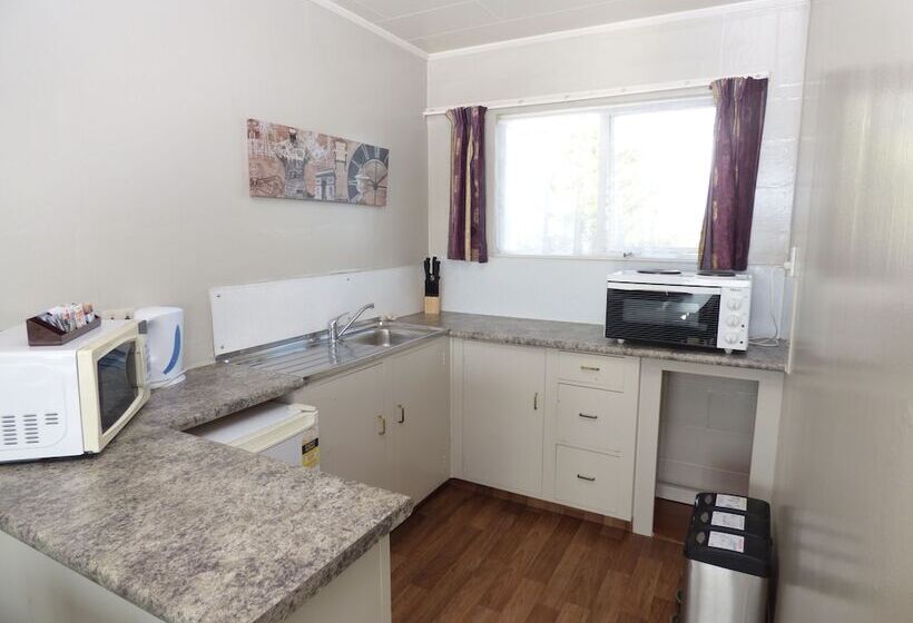 דירת שני חדרים, Anchor Motel