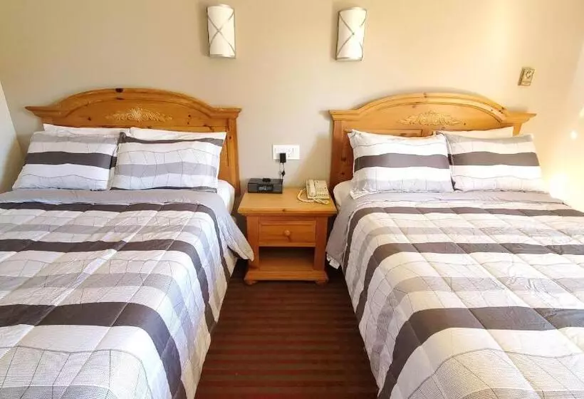 2ダブルベッドのスタンダードルーム, Knights Inn Colonial Fireside Inn