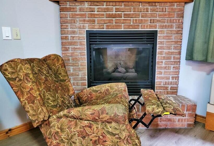 جناح, Knights Inn Colonial Fireside Inn