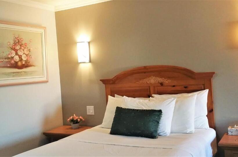 غرفة قياسية مزوَّدة بجاكوزي, Knights Inn Colonial Fireside Inn