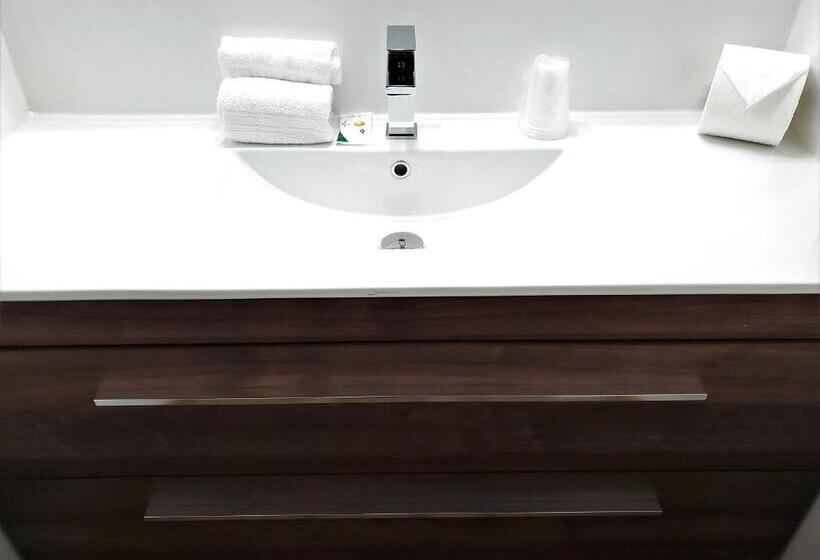 جناح عائلي, Knights Inn Colonial Fireside Inn