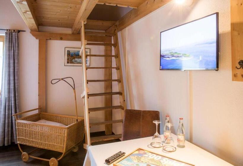 غرفة عائلية مطلّة علي الجبل, Suretta