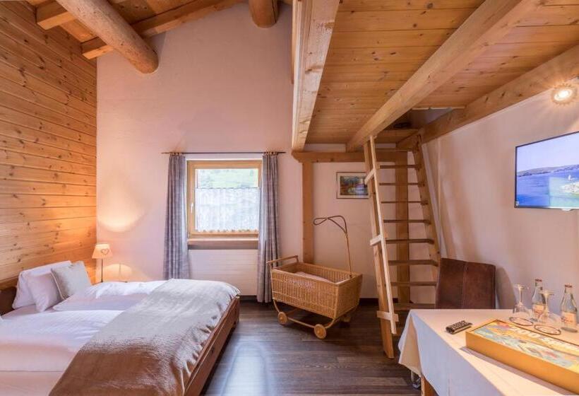 غرفة عائلية مطلّة علي الجبل, Suretta