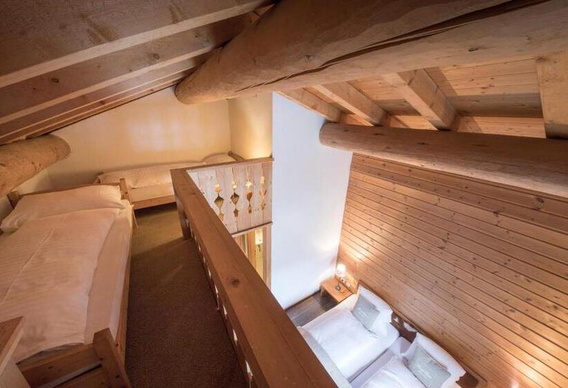 غرفة عائلية مطلّة علي الجبل, Suretta