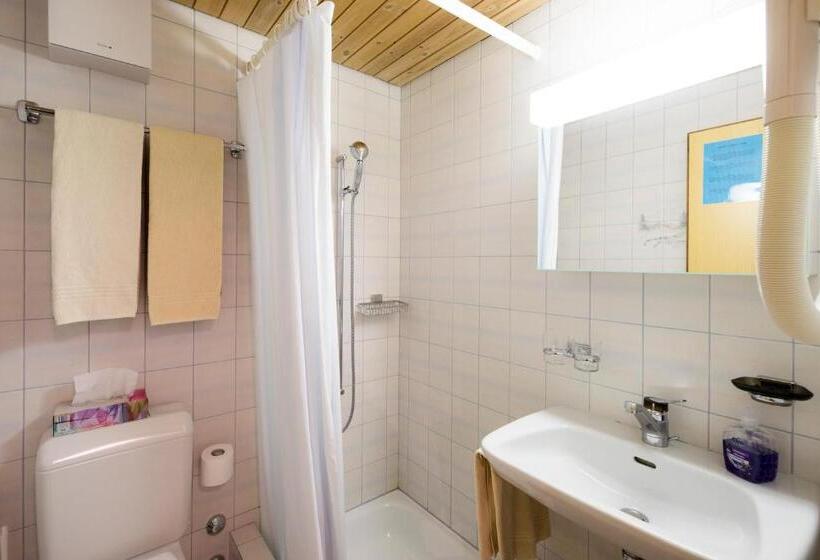 غرفة عائلية مطلّة علي الجبل, Suretta