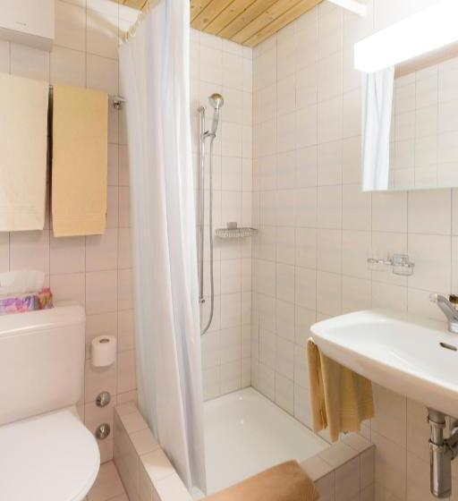 غرفة عائلية مطلّة علي الجبل, Suretta