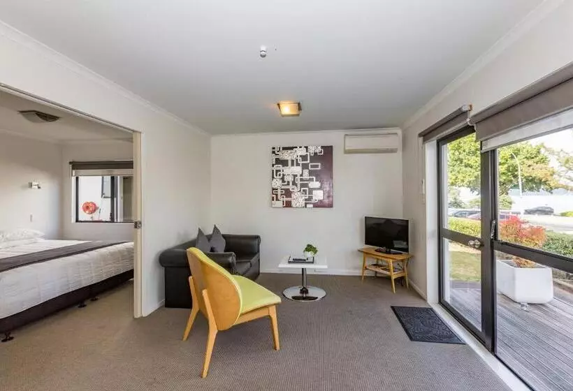 استودیوی استاندارد, Le Chalet Suisse Motel Taupo