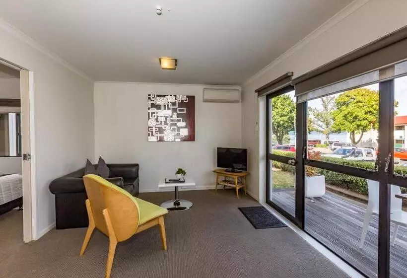 استودیوی استاندارد, Le Chalet Suisse Motel Taupo
