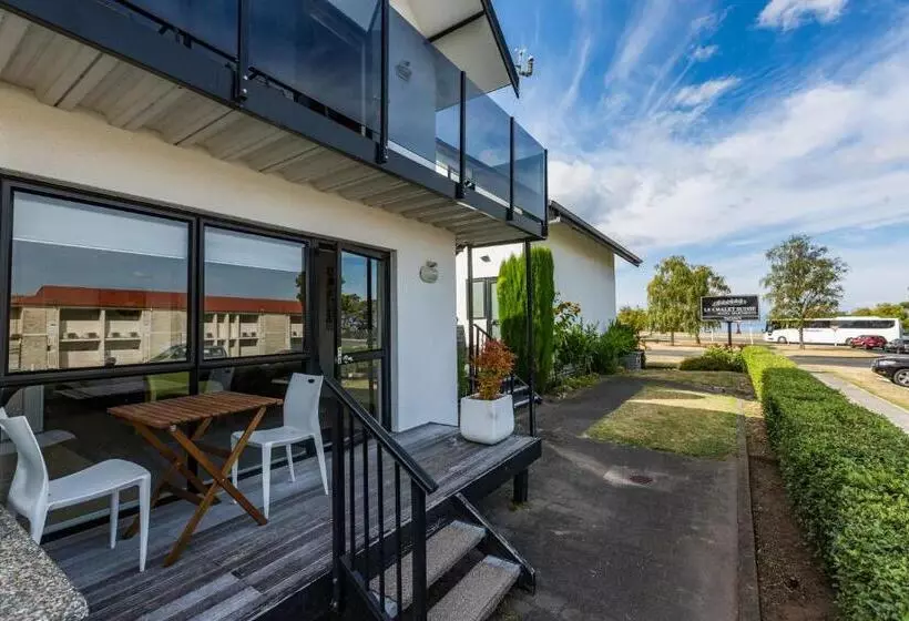 استودیوی استاندارد, Le Chalet Suisse Motel Taupo