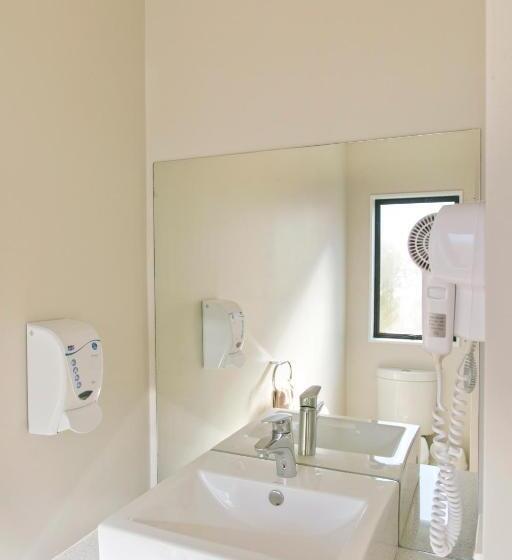 2 Bedrooms Apartment Lake View, Le Chalet Suisse Motel Taupo