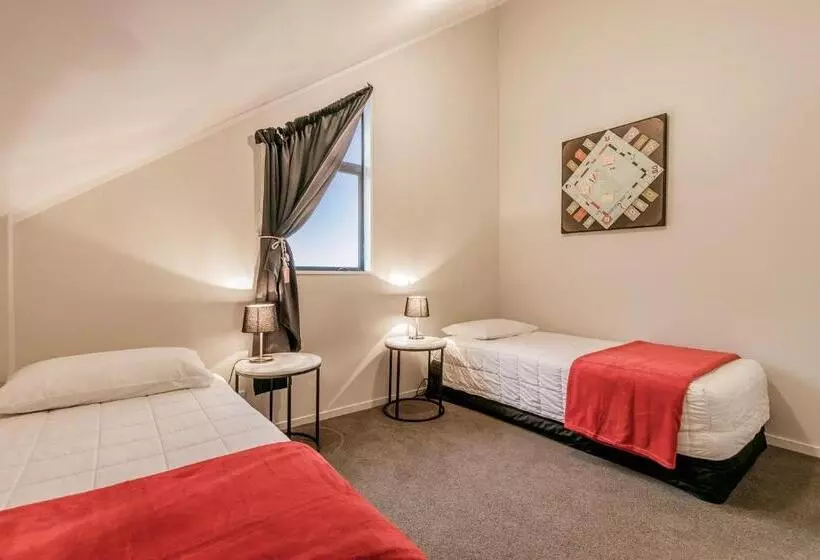 2 Bedrooms Apartment Lake View, Le Chalet Suisse Motel Taupo