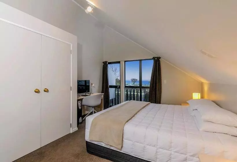 2 Bedrooms Apartment Lake View, Le Chalet Suisse Motel Taupo