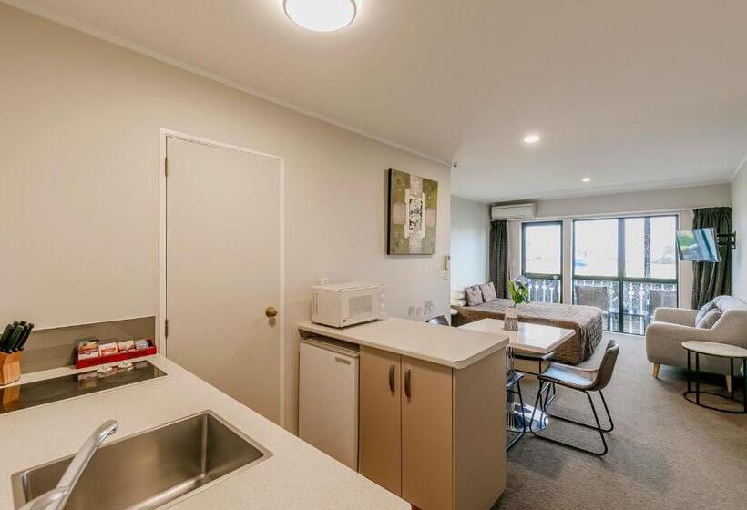 2 Bedrooms Apartment Lake View, Le Chalet Suisse Motel Taupo