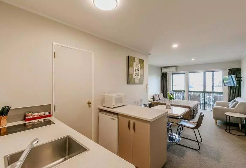 2 Bedrooms Apartment Lake View, Le Chalet Suisse Motel Taupo