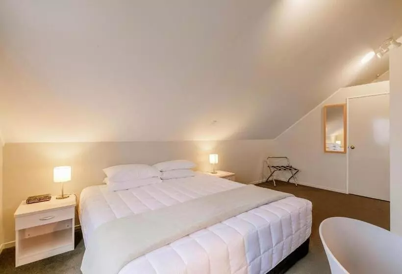 2 Bedrooms Apartment Lake View, Le Chalet Suisse Motel Taupo