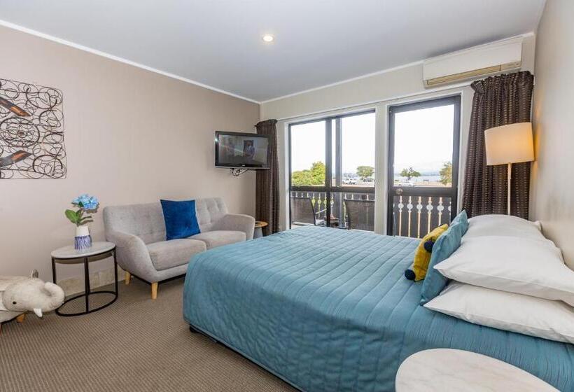 2 Bedrooms Apartment Lake View, Le Chalet Suisse Motel Taupo