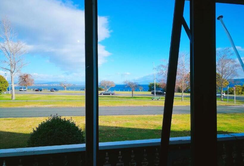 2 Bedrooms Apartment Lake View, Le Chalet Suisse Motel Taupo