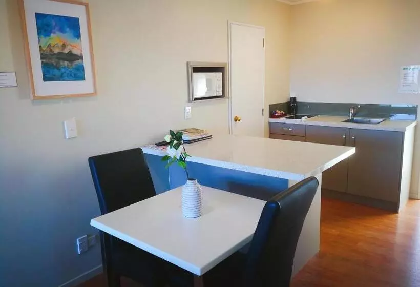1 Bedroom Premium Apartment Lake View, Le Chalet Suisse Motel Taupo