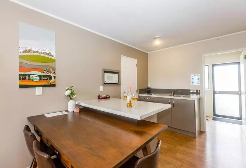 1 Bedroom Premium Apartment Lake View, Le Chalet Suisse Motel Taupo