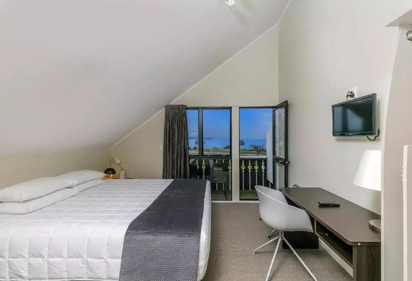 2 Bedroom Premium Apartment Lake View, Le Chalet Suisse Motel Taupo