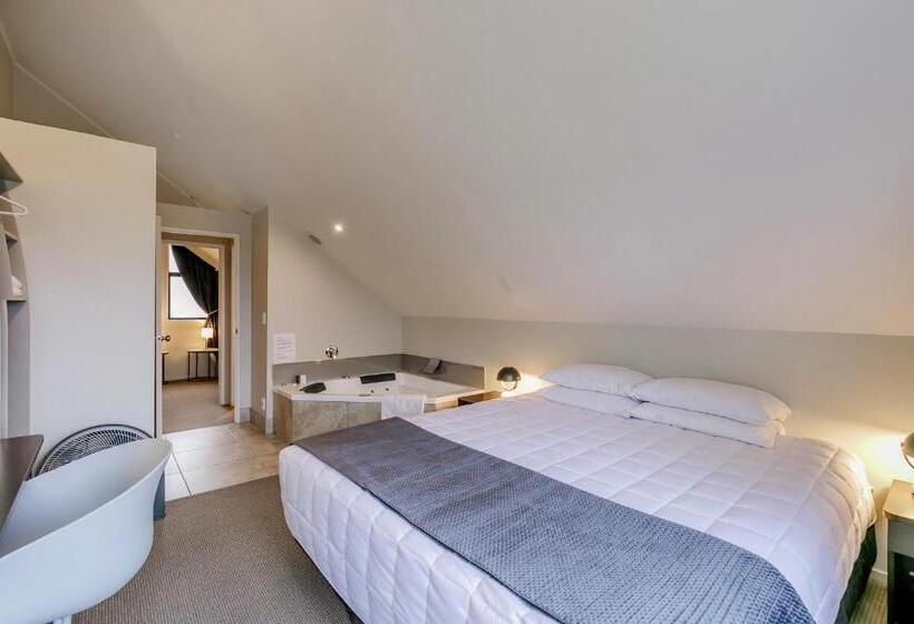 2 Bedroom Premium Apartment Lake View, Le Chalet Suisse Motel Taupo