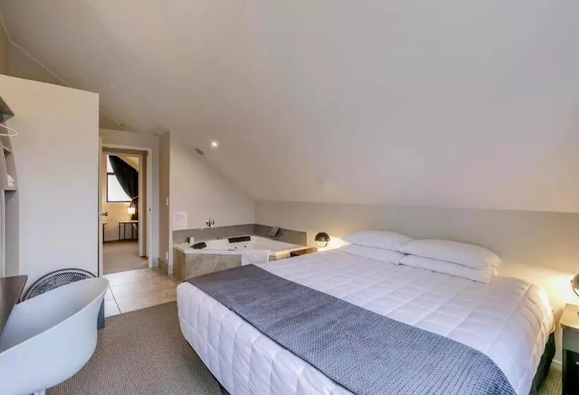 2 Bedroom Premium Apartment Lake View, Le Chalet Suisse Motel Taupo
