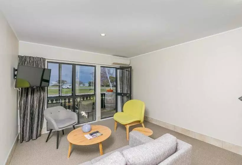 2 Bedroom Premium Apartment Lake View, Le Chalet Suisse Motel Taupo
