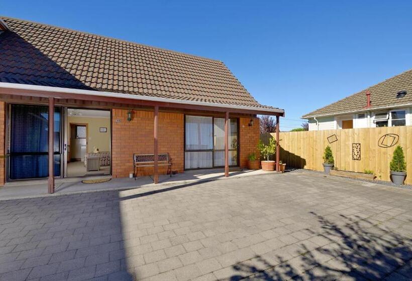 استودیوی استاندارد, Mosgiel Regency Motel