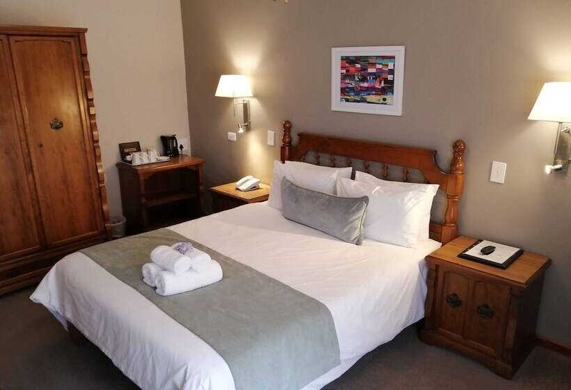 חדר משפחתי, Eight Bells Mountain Inn