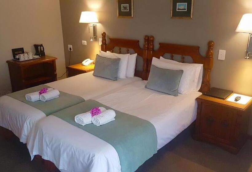 חדר משפחתי, Eight Bells Mountain Inn