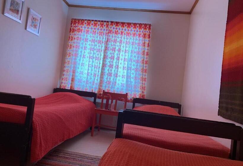 חדר סטנדרטי לארבעה עם חדר אמבטיה משותף, Hetan Majatalo