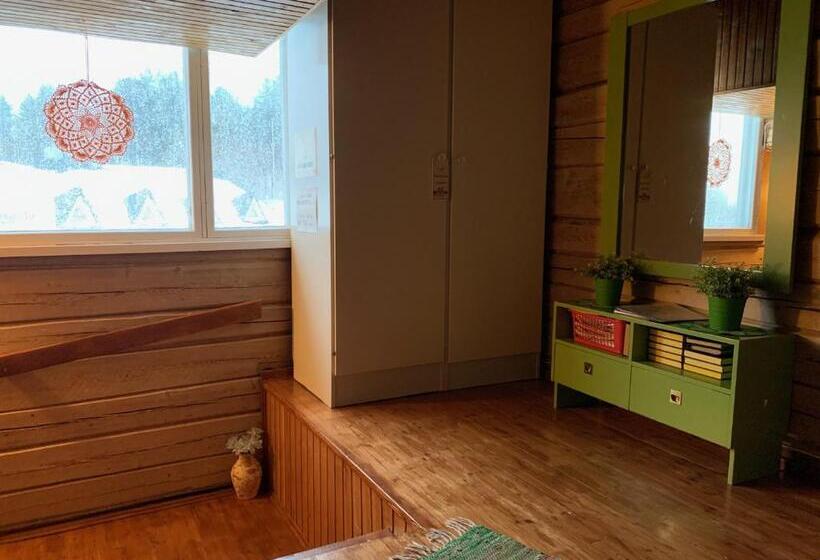 חדר סטנדרטי לארבעה עם חדר אמבטיה משותף, Hetan Majatalo