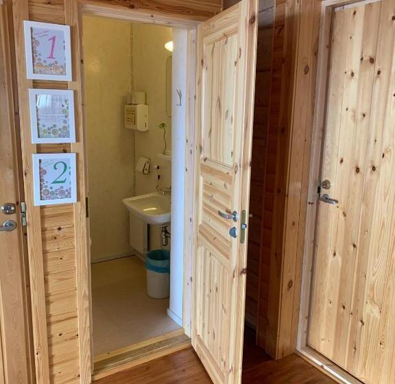 חדר סטנדרטי לארבעה עם חדר אמבטיה משותף, Hetan Majatalo