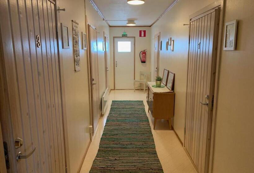 חדר סטנדרטי לארבעה עם חדר אמבטיה משותף, Hetan Majatalo