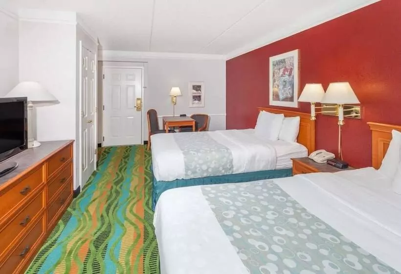 ２ダブルベッドのスタンダードルーム, Days Inn & Suites By Wyndham Arlington Heights